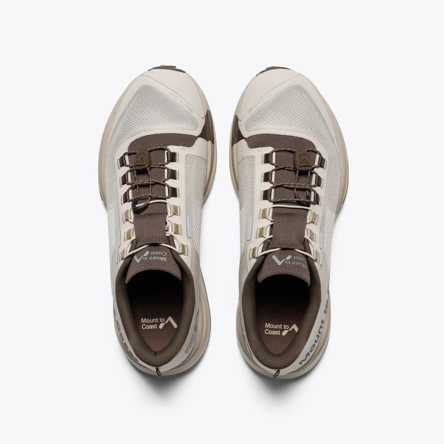 Mount to Coast T1 trail running shoes, top-down view. Beige and brown colorway. Brand logo on the tongue and insole.
#Color_dune